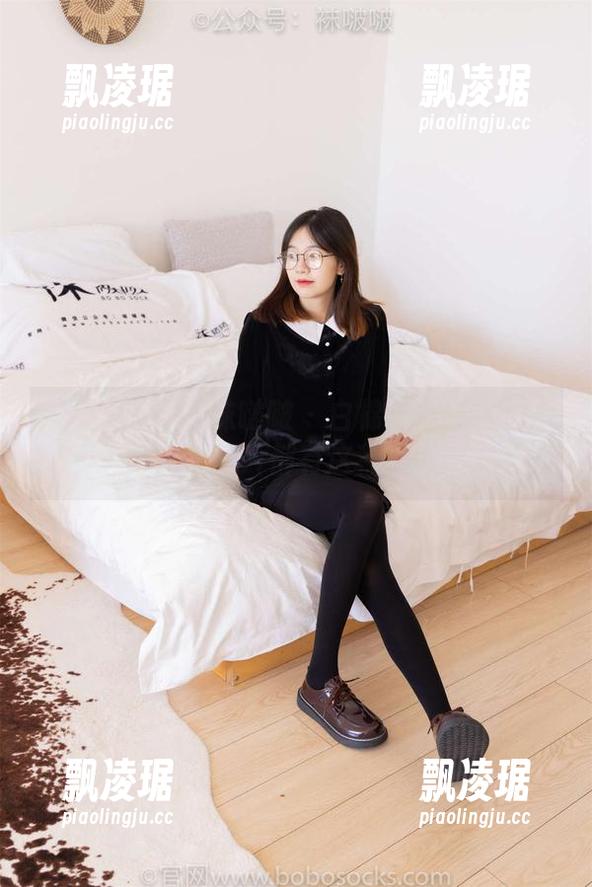 BoBoSocks袜啵啵-苏苏 BoBoSocks袜啵啵 - 白棉袜成就了苏苏的甜美,全套照片都有这种简单的美感。