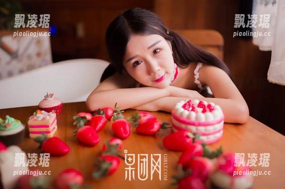GIRLT果团网-周妍希 GIRLT果团网 - 周妍希的短裤语言,原图中蕴藏了多少撩人暗示啊,我的小心脏承受不起呀!