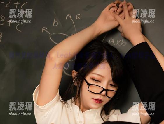 照片里的运动场，Leah梓未变成了超人，cos的样子让人忍不住想多看几眼。