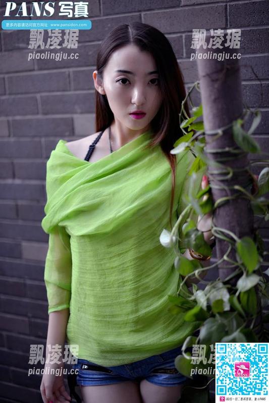 PANS写真-李沫 PANS写真 - 李沫的私房图包,裸足的她仿佛在诉说一场轻松的夏日梦。