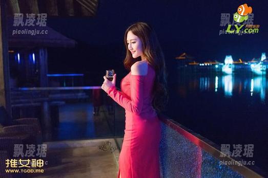 QingDouKe青豆客 - 写真里的施忆佳，最新泳衣科技让人想冲浪，想水里游啊。