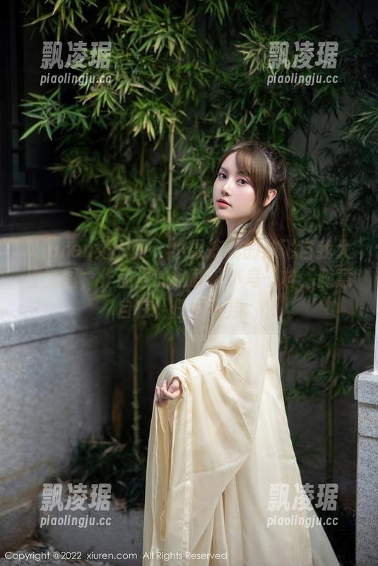 Xiuren秀人网 - 小果冻儿的放飞自我大理套图，作品里的她就像小鸟一样，随意自在，任性飞翔。