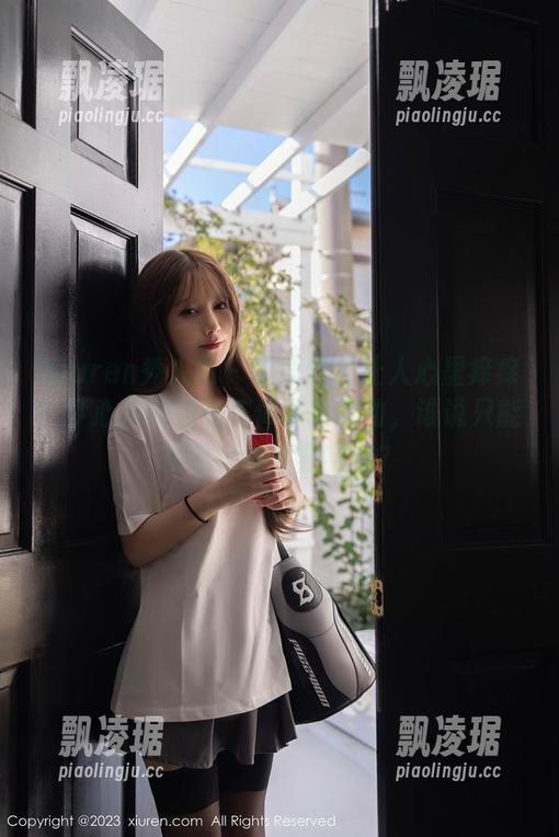 Xiuren秀人网 - 这张图片让人心里痒痒：梦心月在白色连体衣里舞动，谁说只能在电影院看到特效？
