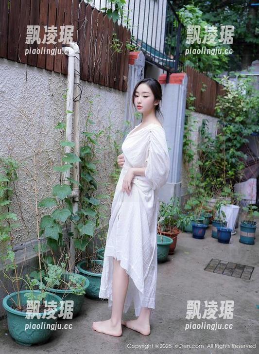 Xiuren秀人网 - 盼盼已鸠的女仆写真集，这可能是你见过的最有趣的姿势了！