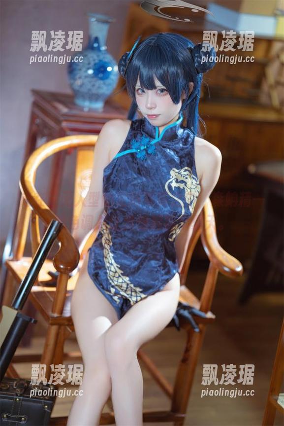 走在三无人型的定制写真之中，森蚺精一的色调总让我想起那个夏天。