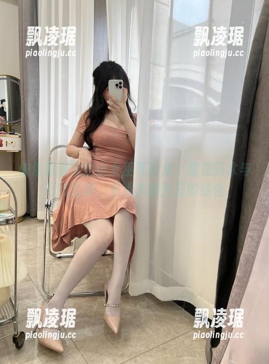 依依超级懒 依依超级懒的小女巫写真集:魔法药水与巧克力棒,有点东倒西歪的结合