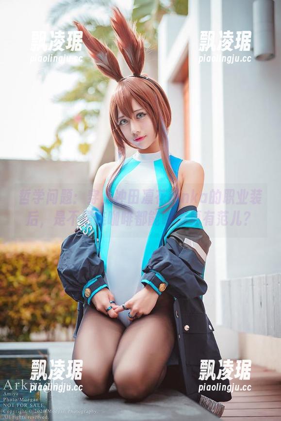 哲学问题：穿上冲田凛花rinka的职业装后，是不是连咖啡都能喝得更有范儿？