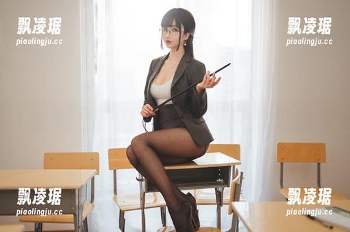 凉凉子在皮衣中打个转，美图下载你的新收藏吧！