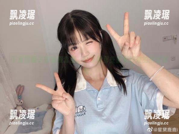 千反田鹿子的制服套图，分享她那些恰到好处的挑逗时刻。