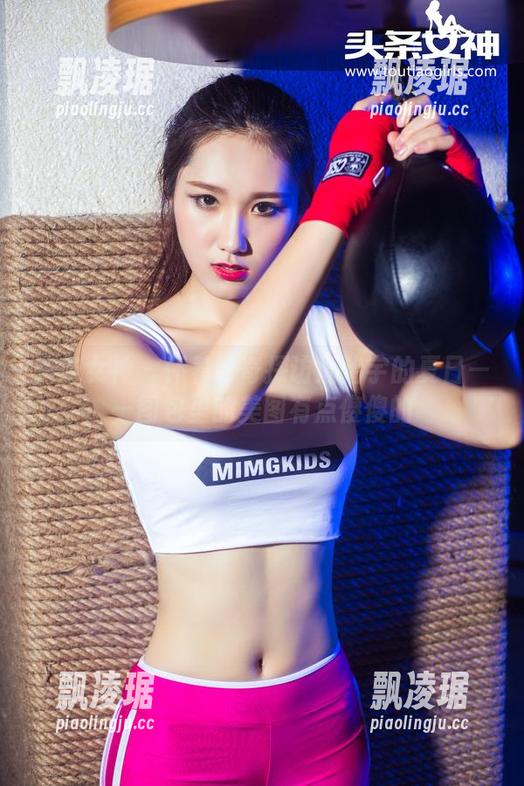 头条女神 - 怀着好奇探访周治宇的夏日——图包里的美图有点傻傻的