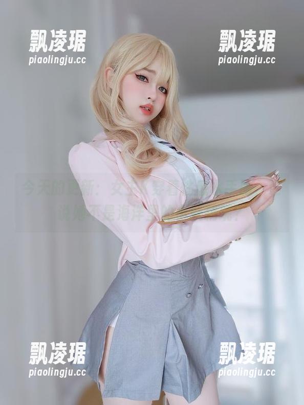 今天的更新：女主K穿着性感水手服，谁说她不是海洋里的小妖精呢？
