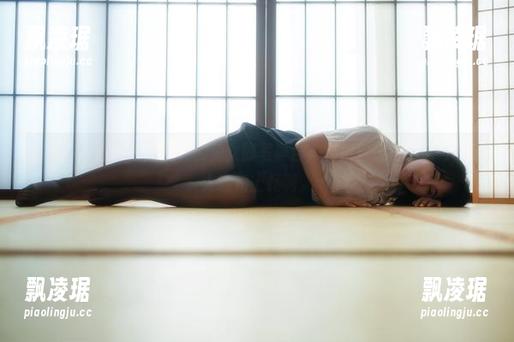 我原本不想评价奶桃桃的兔女郎写真合集，但这风格的确可以让人嘴角上扬啊。