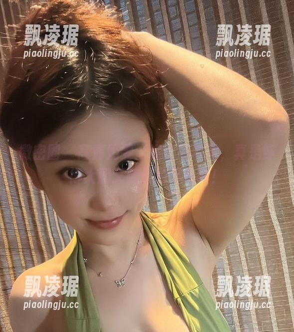 微密圈 - 高清奶雯：银色吊带裙，真是穿得大胆又随意的风格啊！