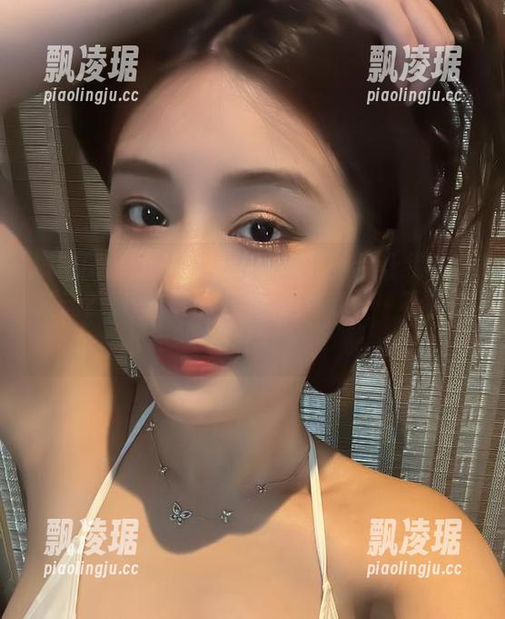 奶雯 微密圈 - 为什么奶雯的丝袜照片让我越看越迷?每一处光影都在逗着我……不,是撩?