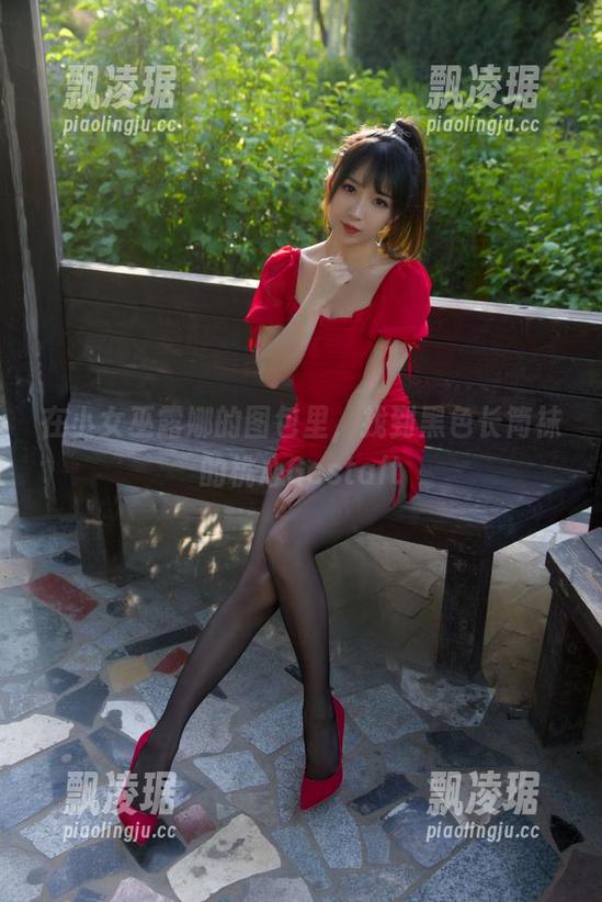 在小女巫露娜的图包里，找到黑色长筒袜的桃心Gestalt