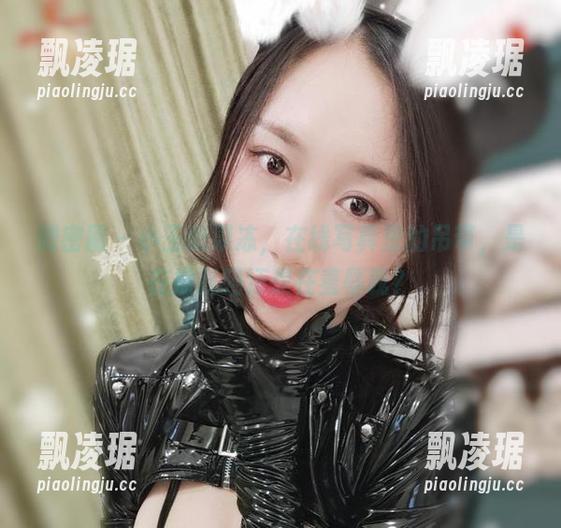 微密圈 - 小玉吃果冻，在线写真里的吊带，是在撩我吗还是在羞辱我？