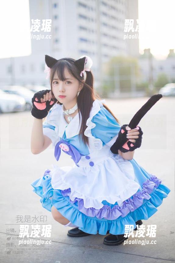 免费欣赏小野妹子w的萝莉原图，有点甜哦，但这背景也太简单了吧！