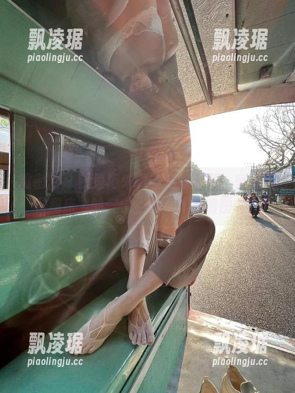 微密圈 - 就是阿朱啊的定制系列，窗外风景和床上的安宁，懒洋洋地看图片！