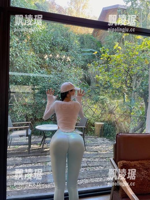 左公子666 微密圈 - 左公子666的私拍毛衣,直说是“这颜色可真吸睛”。
