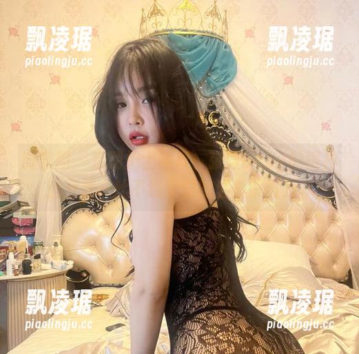张鑫baby 微密圈 - 定制护士写真,张鑫baby的眼神里藏着一丝不易察觉的温柔杀伤力。