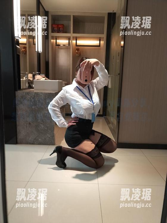 黑色的诱惑，无颜小天使wy最新分享，想知道她怎么做到的，让人不自觉莞尔。
