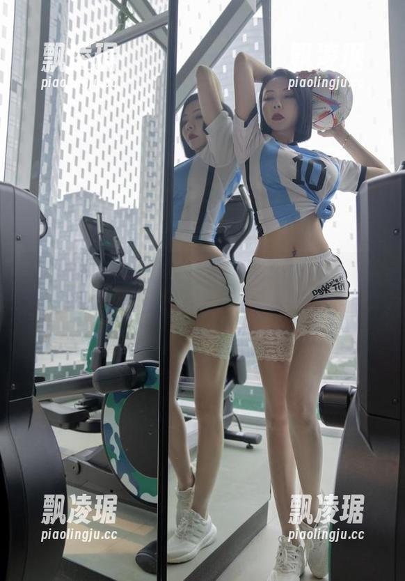 微密圈 - 网袜合集：果儿Victoria用腿和幽默打天下，这是什么神操作？
