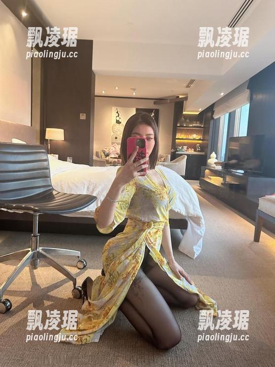 微密圈 - 想要免费来看果儿Victoria的白衬衫写真？别急，让我给你点赞！