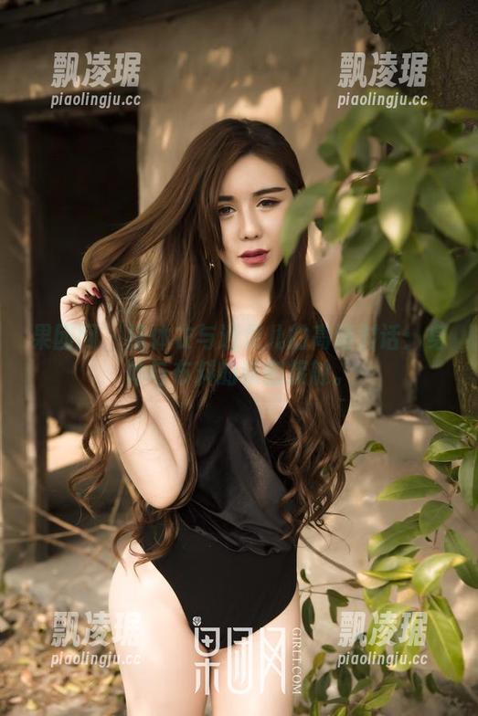 果团网 - 连体衣与通灵儿的高清对话：身体与布料的亲密接触。