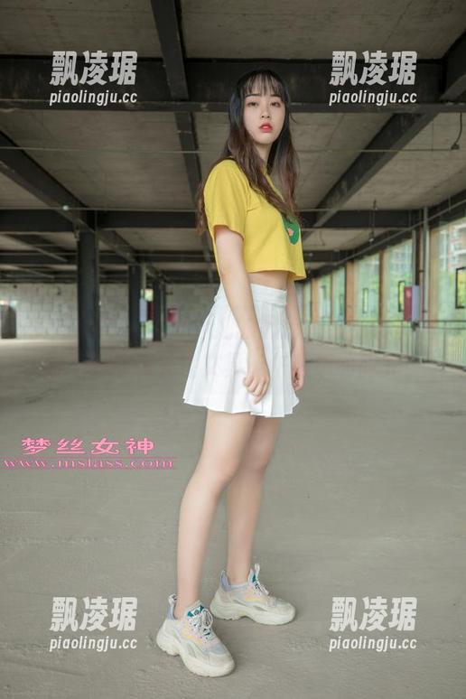 梦丝女神 - 浏览乔儿的黑色校服，仿佛回到了一个只关注文具和午餐饭的时光！
