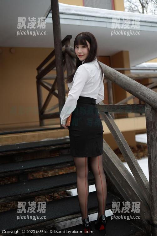 模范学院 - 小奶瓶呜呜教你如何在教室拍出“福利”写真！