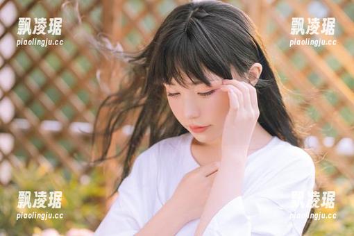 爆机少女喵小吉穿礼服的姿态，下载时我心里默念：真希望网盘能储存我的小心脏！