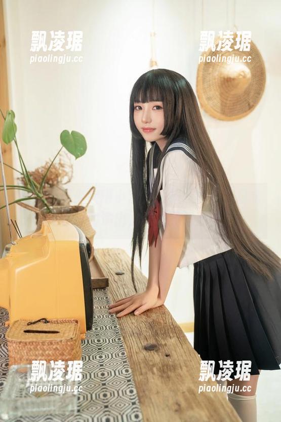 对于爆机少女喵小吉，丝袜图包是一场永无止境的演出，赞美还是戏谑？
