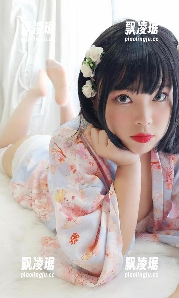 看完白烨烨的照片，黑系猫咪少女，心里想说：这个角度我也想试试，但分分钟就被猫抓了！