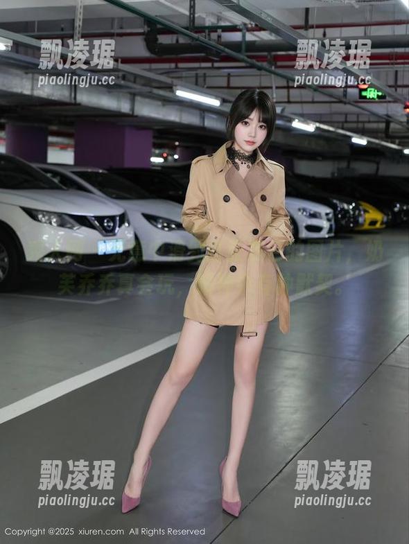秀人网-奶芙乔乔 秀人网 - 无意中滑到这张黑色的图片,奶芙乔乔真会玩,眼神中有种默契。