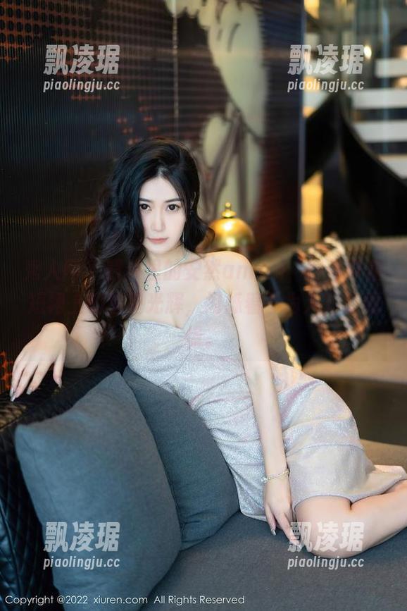 秀人网-安然anran 秀人网 - 照片里的安然anran,好像带着短裙上的星星光辉,闪烁着不为人知的憧憬。