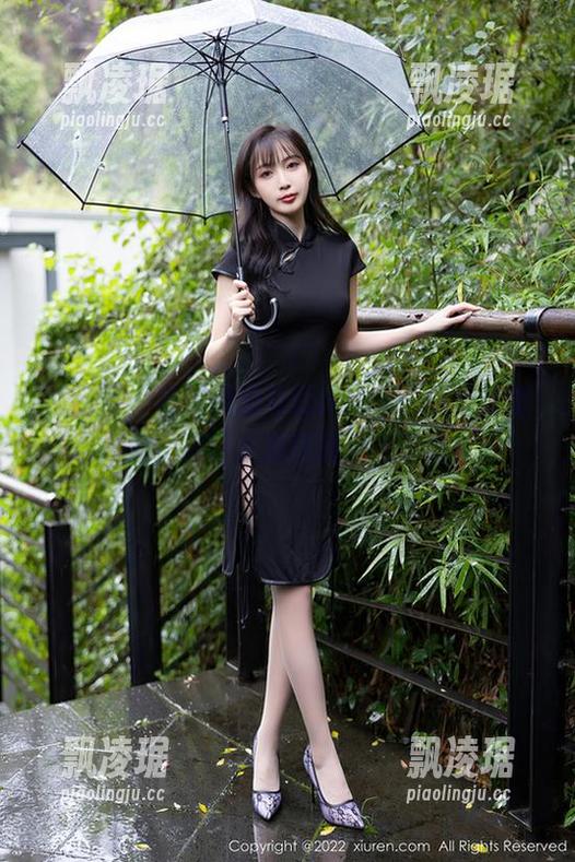 秀人网 - 荷尔蒙的私语baby：泳池最新套图，别让水溅到键盘上了哦！