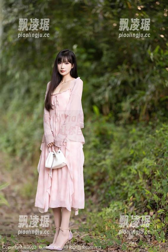 秀人网 - 美七Mia的双人秀：原图与精选，让你目不转睛！