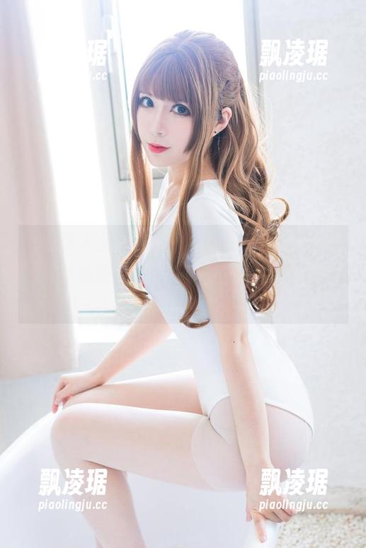 羊大真人又来新花样，最新图集里的白色樱桃体操服，我的天，怎能抗拒这种诱惑！