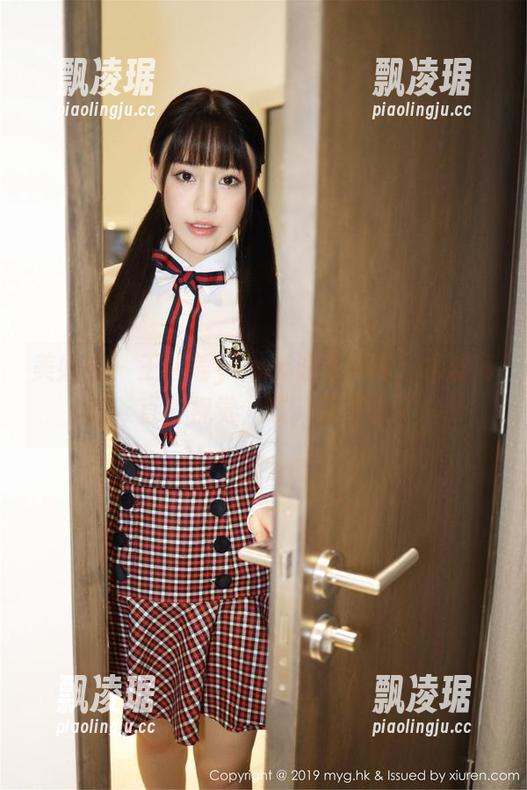 美媛馆 - 王馨瑶yanni泳池写真：水波荡漾，直击视觉，咳，忍不住了。