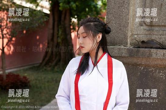 蜜桃社 - 咕噜Sweet的户外原图，是不是多了点“户”字和点绿啊？