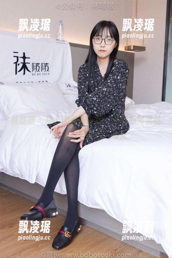 袜啵啵 - 稚予的新作在线，身穿超薄黑丝，脚尖清晰得让人想歪