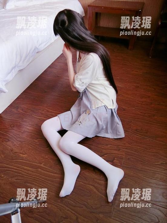 你的壁纸更新就靠西尔酱了，足尖彩虹和JK白丝太养眼！