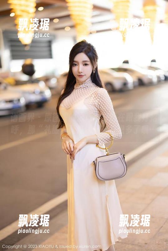 语画界 - 原图里的波巧酱好像在跟我打招呼，那“礼服”真是让人有些想多了哦…