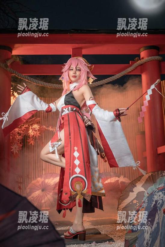 阿九从不咕咕(九言)与丽莎的私房图册，合集内含“轻触即发”的暧昧
