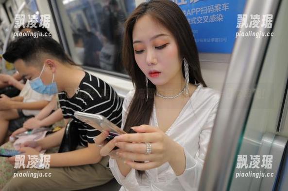 魔镜街拍官网独家：高清特辑高跟与运动鞋的千面≈日常串戏！