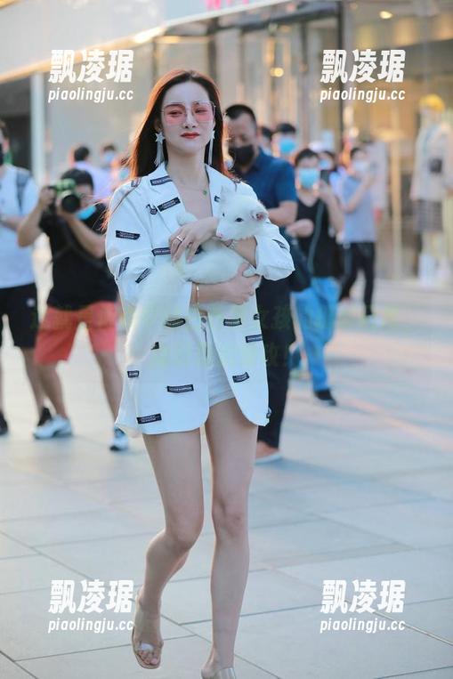 这就是传说中的白色裙女孩的摄影日常，魔镜街拍助攻！