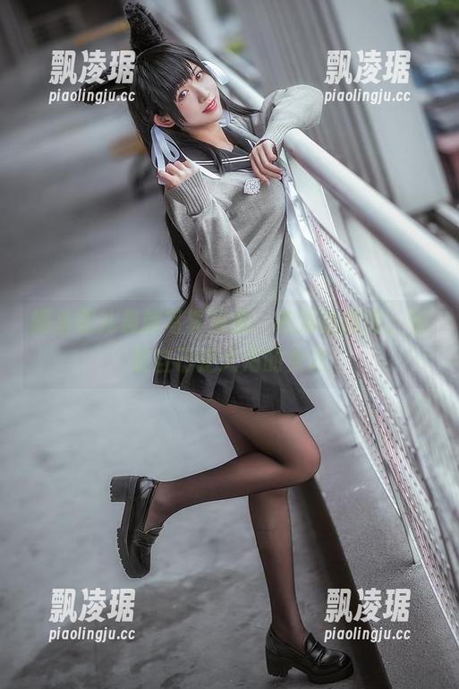 鳗鱼霏儿最新写真海报：在海边翻滚，假装自己是大海的女儿